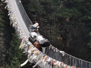 Hängebrücke über den Koshi in Nepal
