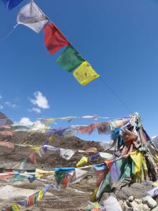 Gebetsfahnen flattern im Wind