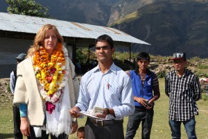 Birgit Spies und der Schulleiter der Bergschule von Golche, Nepal