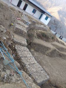 Die Schutzmauer umschließt das abschüssige Gelände