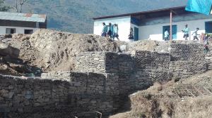 Eine große Schutzmauer wird gebaut