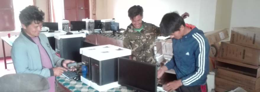Computerraum in der Schule in Golche, Nepal, Spies, Albicker